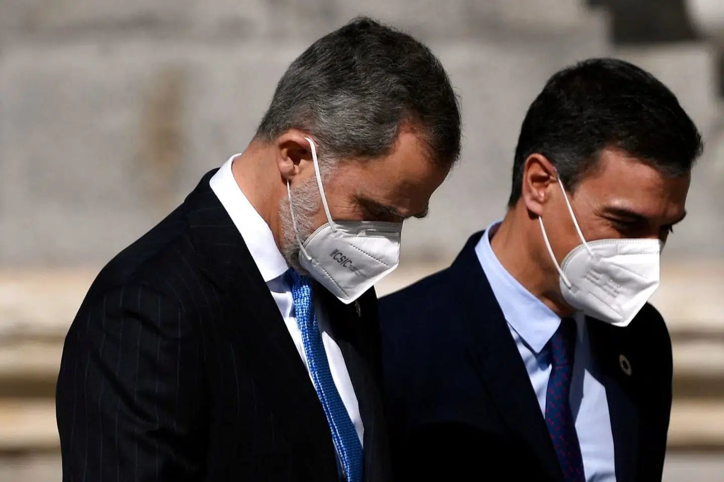 Felipe VI og premierminister Pedro Sánchez fotograferet under markeringen af 40-året for det afværgede militærkup mod Spaniens unge demokrati i 1981. Den socialdemokratiske premierminister insisterer på at skelne mellem kongen og de mange brodne kar i hans nærmeste familie. Men strømmen af skandaler gør det stadig vanskeligere at forsvare monarkiet.