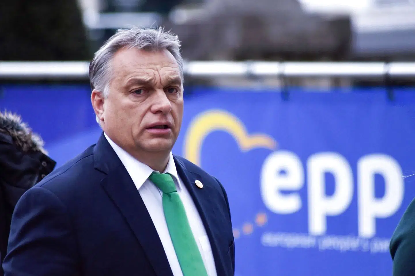 »Ændringen af reglerne i EPP-gruppen er tydeligvis en fjendtlig handling mod Fidesz og vores vælgere. At begrænse vores parlamentarikeres mulighed for at udføre deres opgaver som valgte medlemmer af Europa-Parlamentet berøver de ungarske vælgere deres demokratiske rettigheder,« skriver Viktor Orban i et brev til EPP-leder Manfred Weber, hvor Fidesz trækker sig fra gruppen