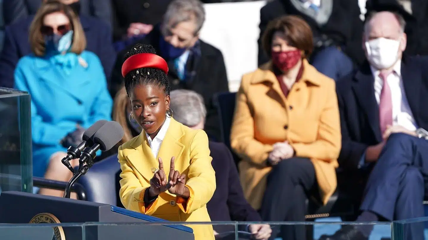 Amanda Gorman reciterer sit digt »The Hill We Climb« ved Joe Bidens indsættelse som præsident 20. januar.