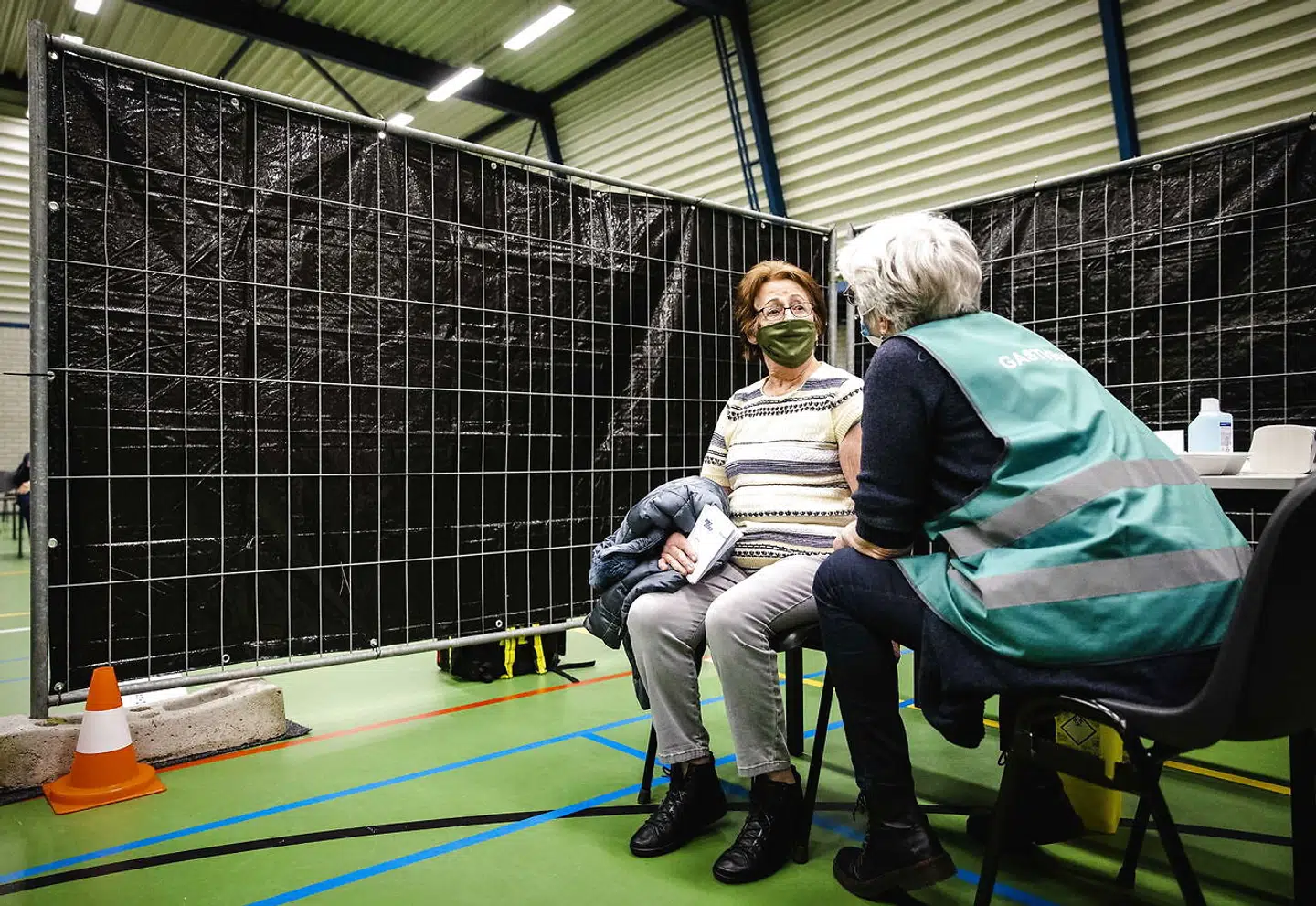 Arkivfoto. En patient modtager coronavaccinen på Ameland, der er en hollandsk ø. Eksplosionen skete i byen Bovenkarspel, som ligger nord for hovedstaden Amsterdam.
