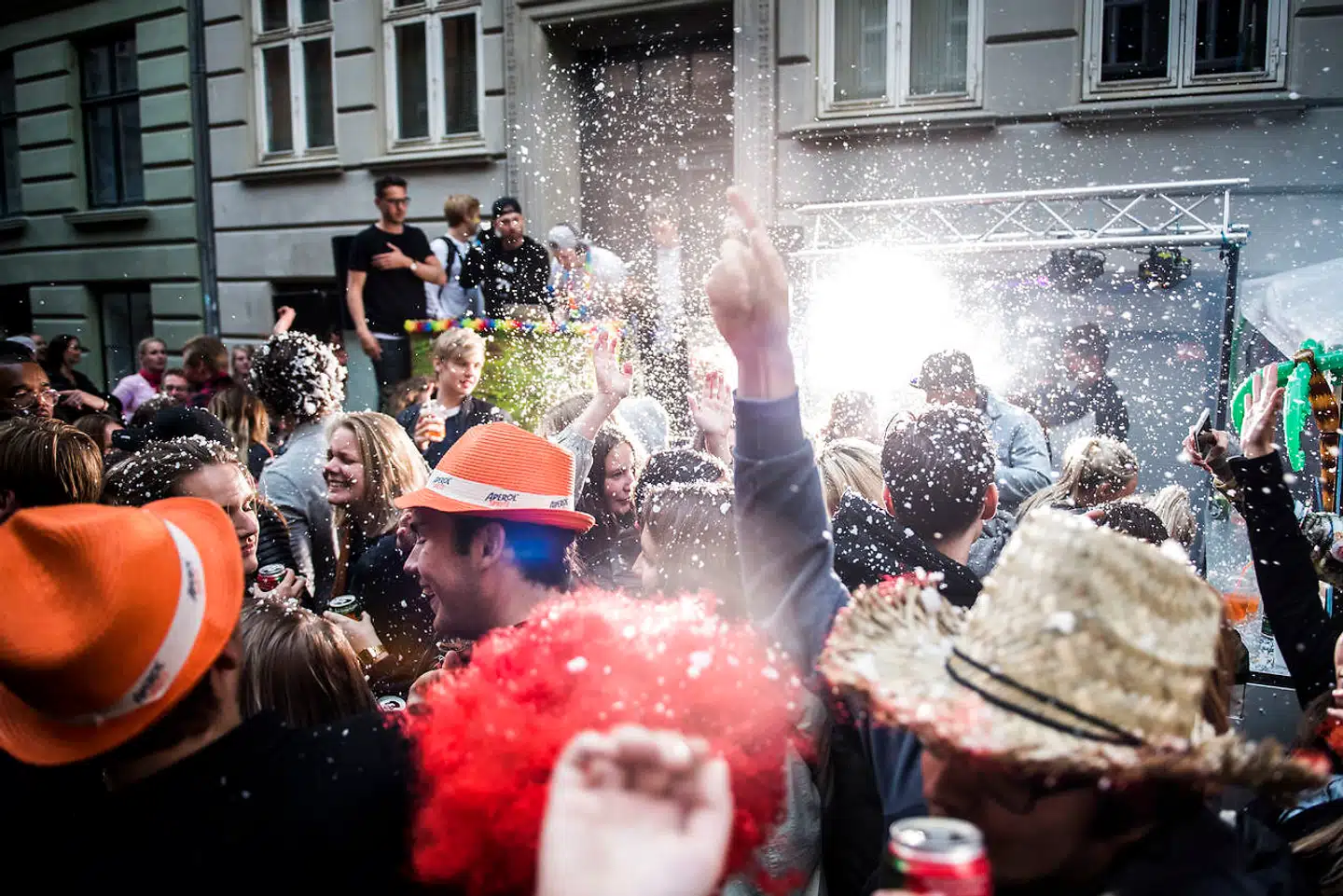 Barer, der lukker ved midnat. Zoner uden alkohol og ophold. Og generelt mindre larm og fest på gaderne i Indre By. Sådan lyder det blandt andet fra et udvalg under Københavns Kommune, der er kommet med forslag til, hvordan byens natteliv skal udvikle sig. Nu skal politikerne behandle forslagene. Her billede fra den planlagte byfest Distortion i 2017.