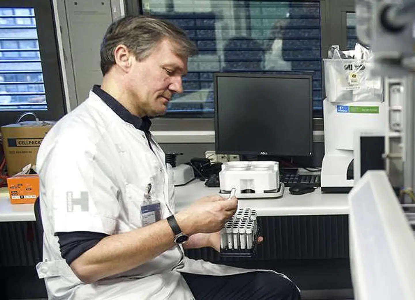 Henning Bundgaard, professor og overlæge på Rigshospitalet, måtte som leder af det danske maskestudie blandt andet modstå pres fra hospitalets ledelse og fra politikere på Christiansborg.