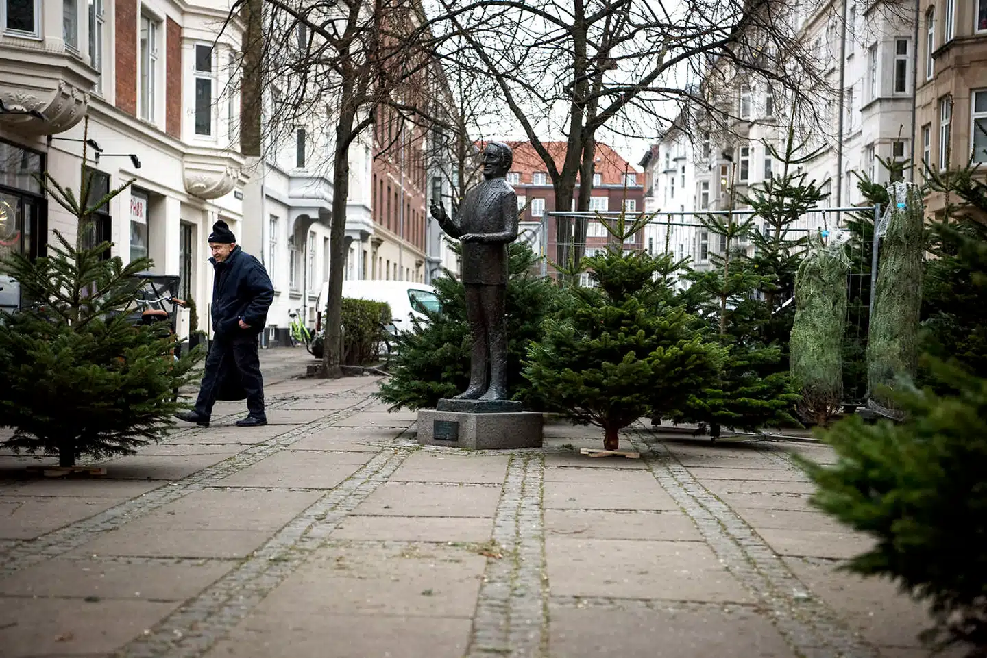 »Byg i stedet rigtige nye bykvarterer med torve, karréer, krogede gader og stræder. Ingen punkthuse, ingen glashuse, ingen højhuse. Diversitet og mangfoldighed, mange mindre, forskellige huse, der sammen skaber en helhed ligesom i de ældre bydele,« skriver Jep Loft.