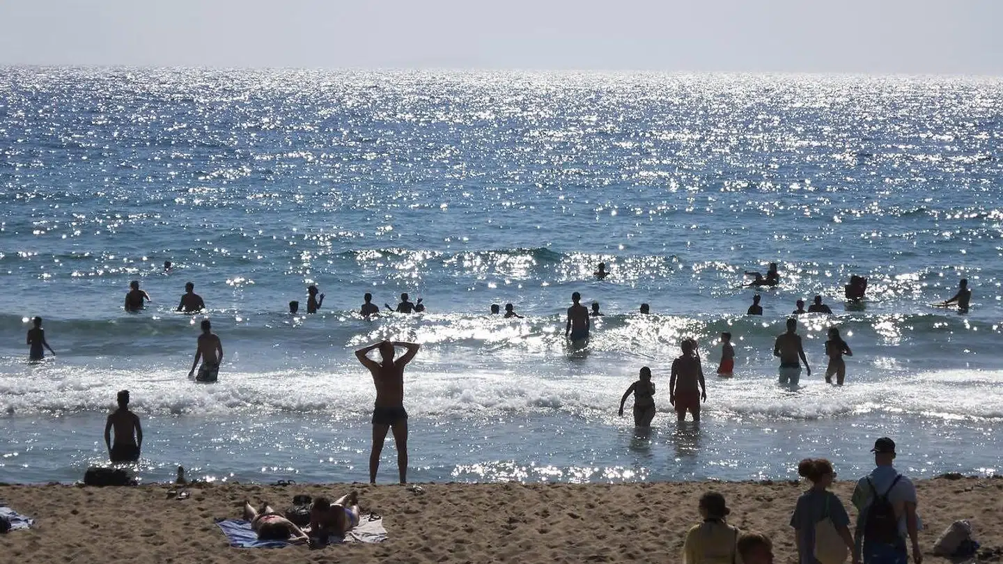 Mange drømmer sig sydpå. Måske til Agios Nikolaos-stranden på den græske ø Kárpathos? Netop til Grækenland er prisen på flybilletter faldet voldsomt under coronakrisen.