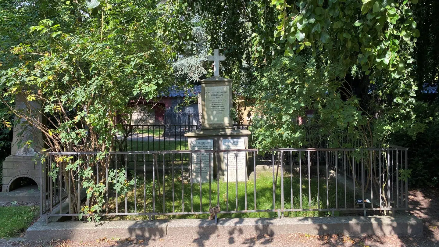 Søren Kierkegaards grav. Kierkegaard fastsatte selv, hvordan hans grav skulle se ud.