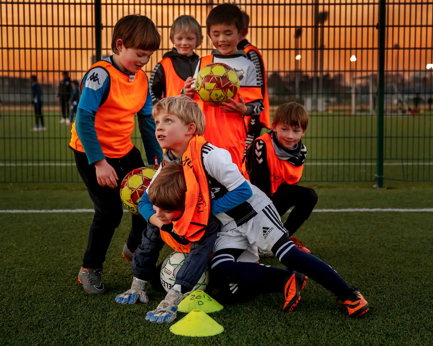 Mandag den 1. marts løb de mindste spillere i Amager-klubben B1908 på banen for første gang efter måneders nedlukning. »Det var som at se økologiske køer komme på græs,« fortæller holdets træner, Morten Armandt Skaarup.