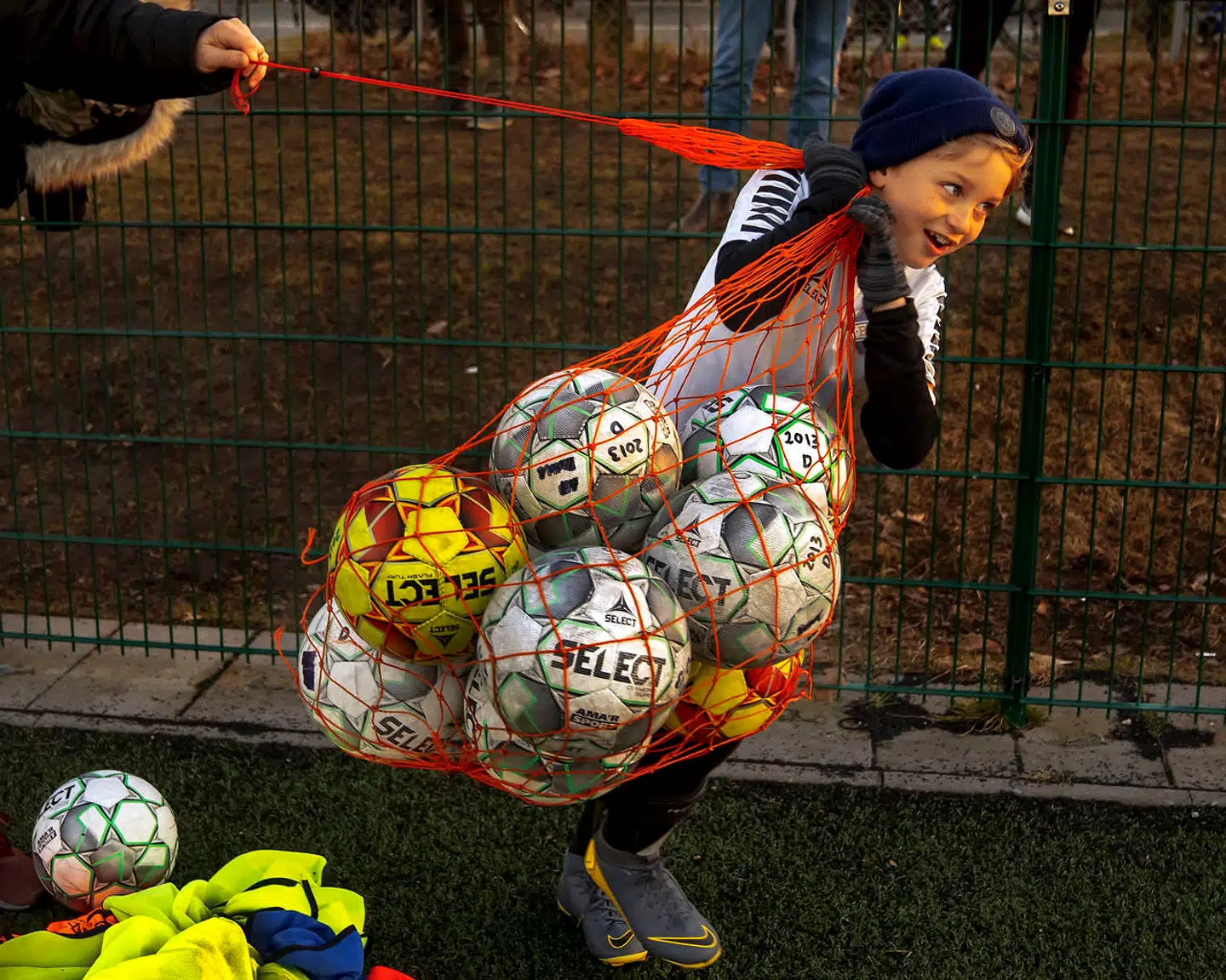 Der var stor opbakning og deltagelse blandt  Amager-klubben B1908s medlemmer, da de mødtes for første gang efter måneders nedlukning. »Det kan jo godt være, at det er, fordi der ikke er andet at lave, men jeg tror også, at det er, fordi de har savnet at spille fodbold helt vildt meget,« fortæller træner i klubben Morten Armandt Skaarup.