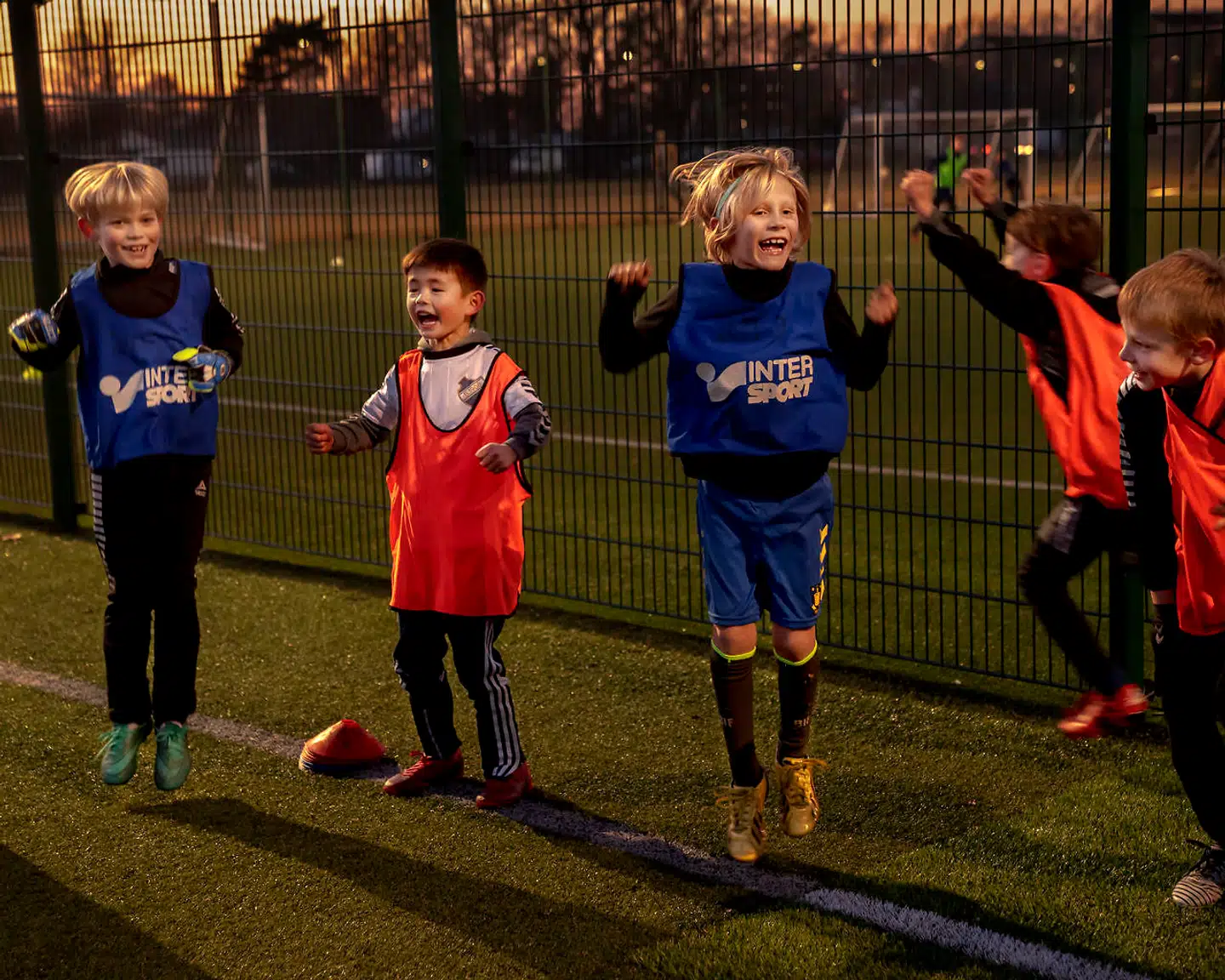 Mandag den 1. marts løb de mindste spillere i Amager-klubben B1908 på banen med stor begejstring. I mange måneder var alt fra udendørs fodbold til cykelklubber, spejdere og zoologiske haver lukket på grund af coronavirus, men det er ikke sikkert, at det bliver nødvendigt en anden gang.