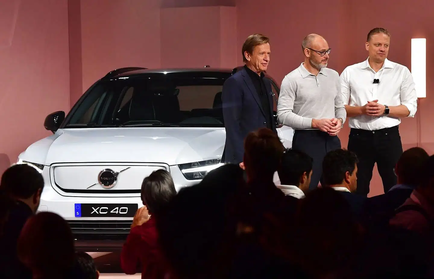 Volvos første elbil, XC40 Recharge, kom i handlen i 2020 – her fremvist (fra venstre) af CEO Håkan Samuelsson, COO Björn Annwall og Chief Technology Officer Henrik Green. Arkivfoto: Frederic J. Brown/AFP/Ritzau Scanpix