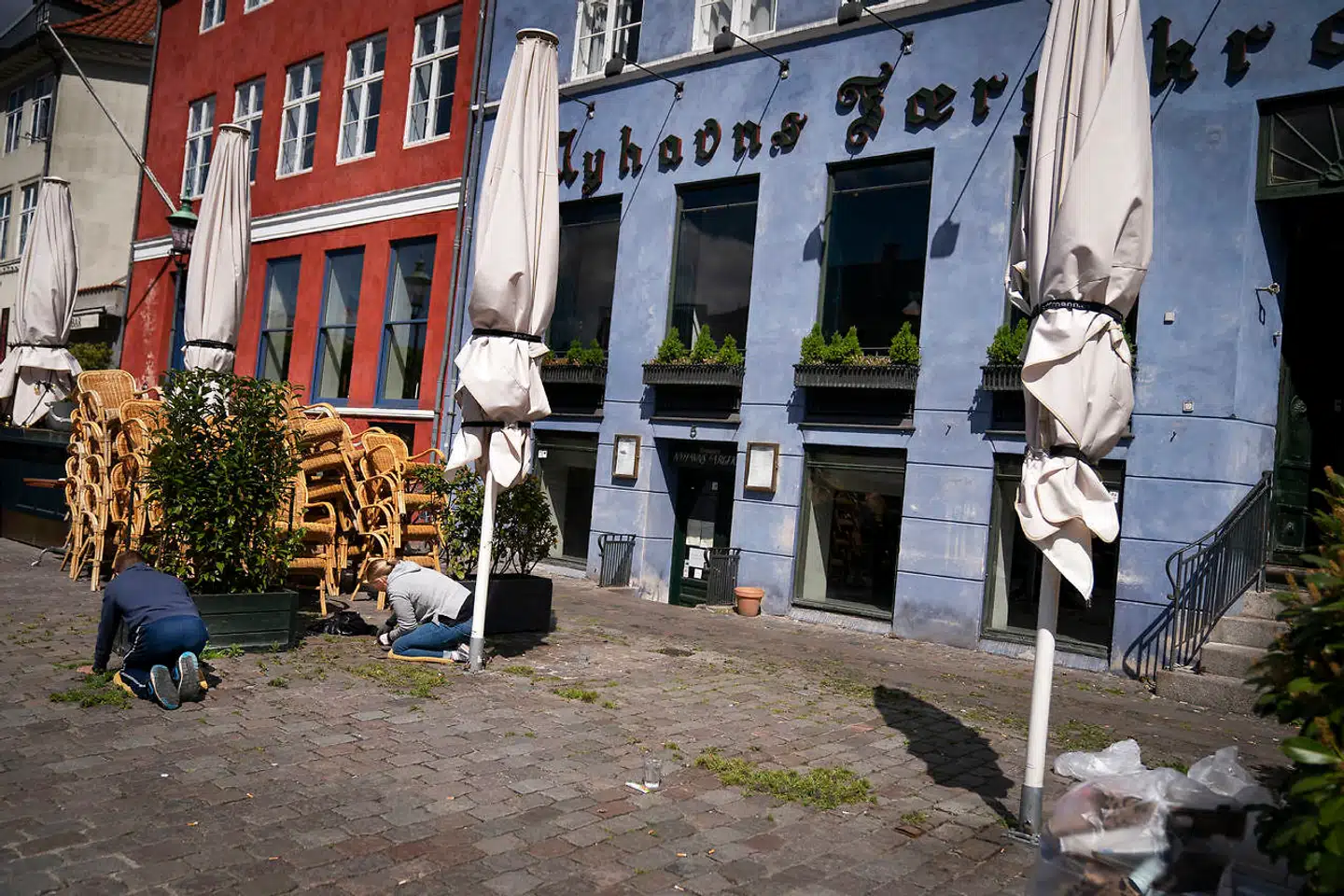 Lukkede cafeer og restauranter i Nyhavn. Mulighederne for at gå i byen i København har været begrænset det seneste år, og det kan aflæses på privatforbruget. Indbyggerne i København har haft et ganske pænt dyk i deres privatforbrug.