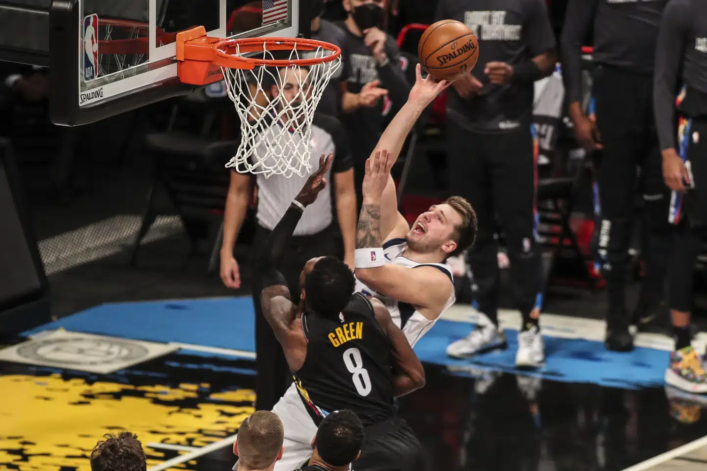 Luka Doncic er på få sæsoner blevet en af de største stjerner i NBA. Hes ses Dallas Mavericks-guarden (th) i en kamp mod Brooklyn Nets. Wendell Cruz/Ritzau Scanpix