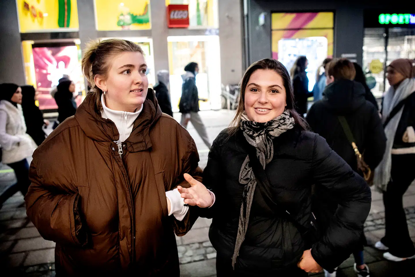 »Men det er altså lidt underligt, at vi må være 115 mennesker sammen inde i Zara, når vi ikke må komme tilbage i skole,« siger Ingeborg Skånstrøm til venstre. Rose Tanev til højre.