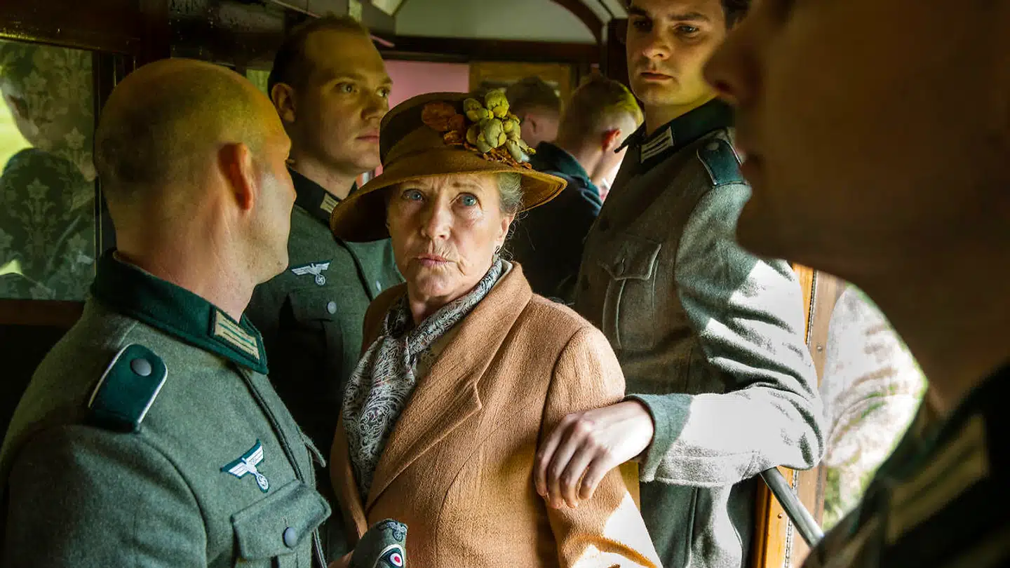 »Måske har en del af de mange, der har fulgt TV 2s serie Badehotellet, spekuleret på, om det er realistisk, at en tysk soldat hjælper med at reparere hotellets vinduer, og at de lokale har indsigt i soldaternes forskellige personlige holdninger,« skriver dagens kronikør.