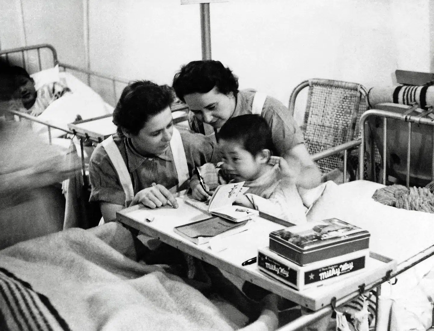 Det var et dansk ønske at behandle civile sydkoreanere, herunder børn. Sygeplejerskerne blev tæt knyttet til disse børn, som de måtte se forlade skibet til en usikker fremtid. Bemærk æsken med Milky Way på drengens bord. Illustration fra bogen.