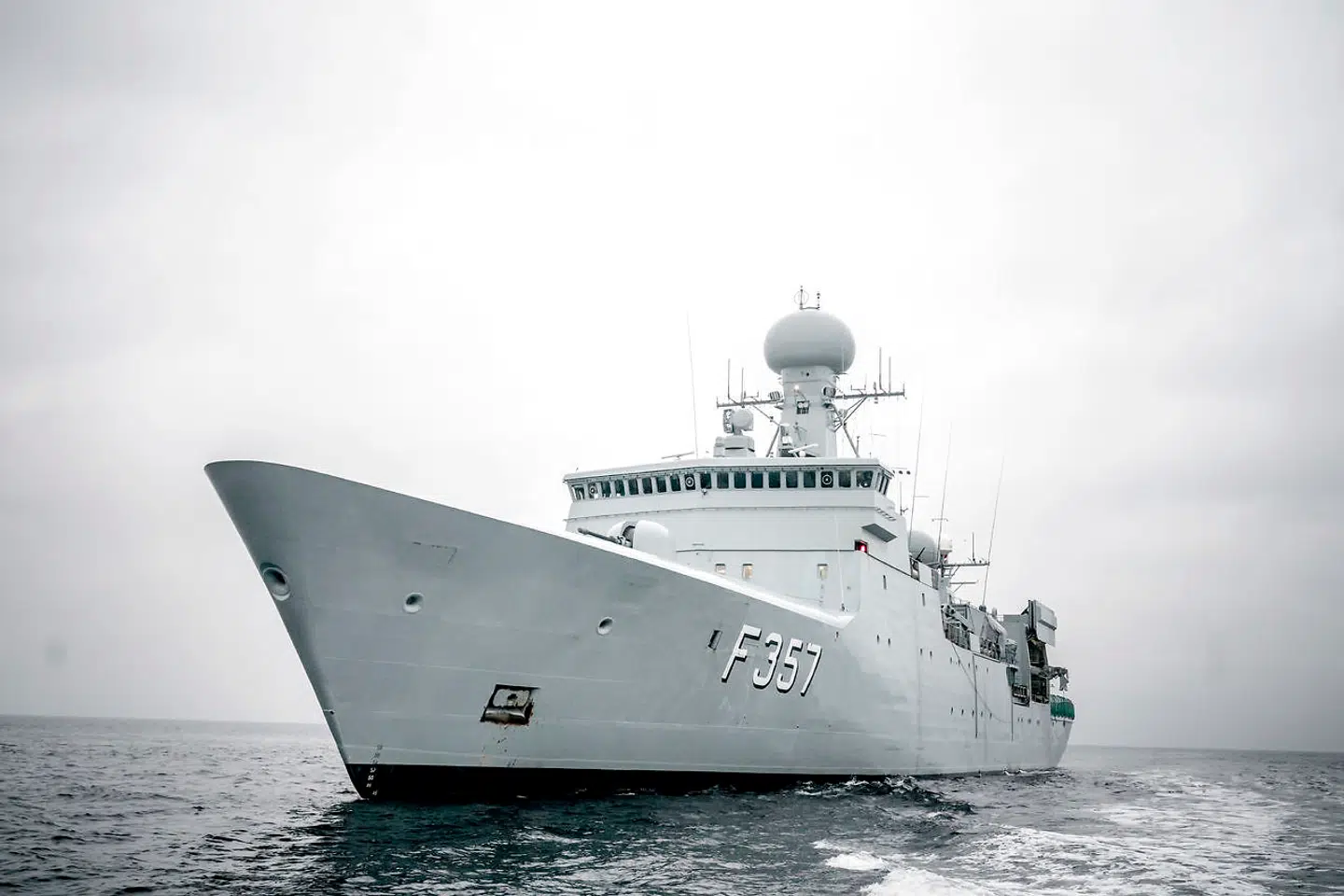 »Norden har en unik position til at påvirke de internationale normer og standarder på baggrund af vores værdier og interesser. Den påvirkning skal fremmes ved at agere samlet på udenrigsområdet,« skriver forfatterne af denne kommentar. På billedet ses det danske inspektionsskib THETIS.