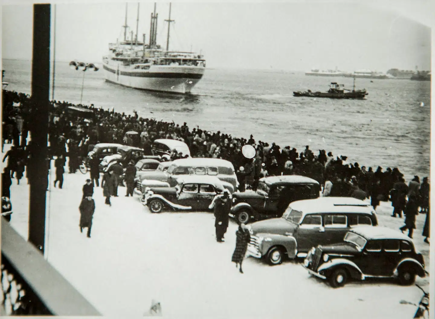 Den danske bevågenhed om hospitalsskibet »Jutlandia« var stor. Aviserne var fyldt med artikler om togterne, og tusindvis af mennesker var på kajen, når skibet ankom og afsejlede. Her ses skibet forlade Københavns havn i 1953. Illustration fra bogen.