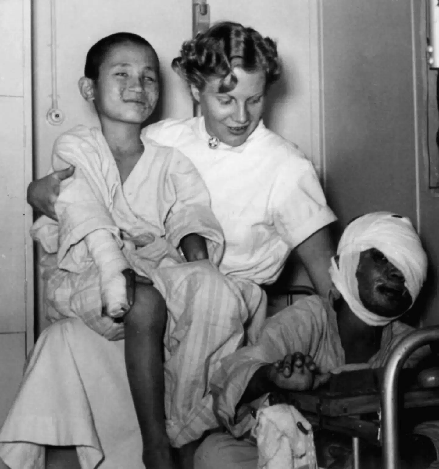 Også børn blev ramt af krigen, og det værste var napalmforbrændninger. Her ses en dansk sygeplejerske med børn på skibet. Illustration fra bogen.