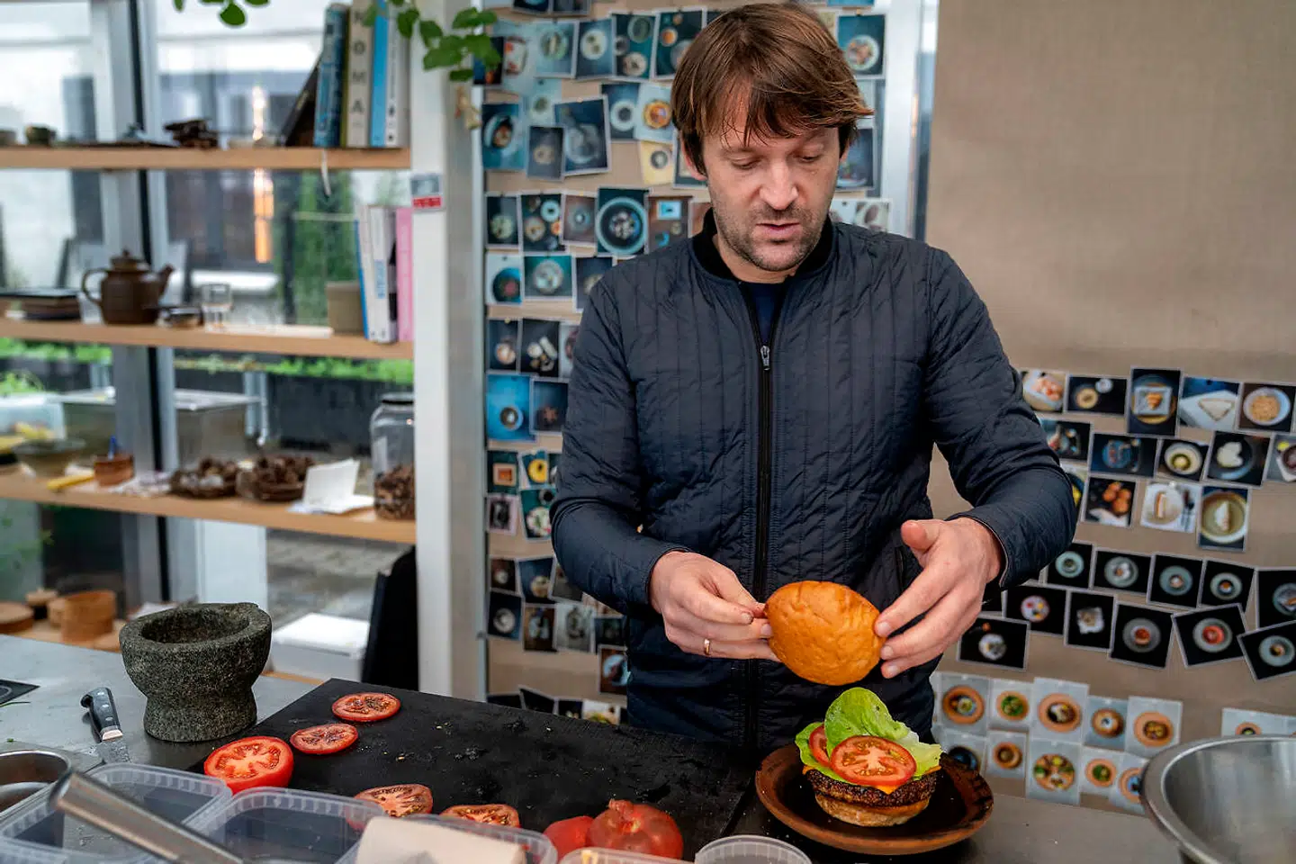 Nomas René Redzepi, der her tilbereder en Noma-vegetarburger, vil gerne inspirere til en anden måde at gå til oksekødet på.