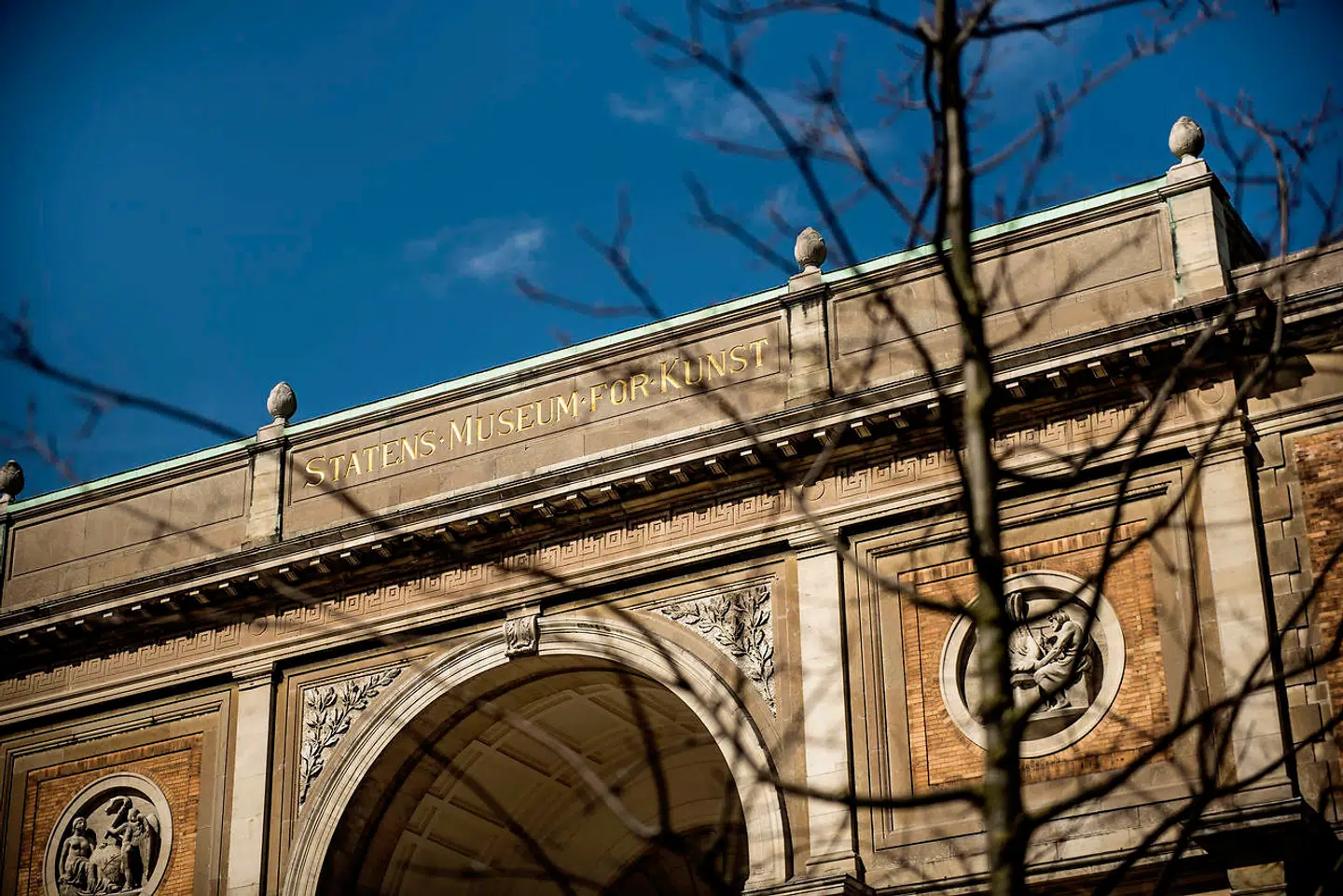 Statens Museum for Kunst er blandt de første, som afholder en udstilling udenfor. 11. marts fortolkes et år med corona på forskellige måder i haven foran museet.