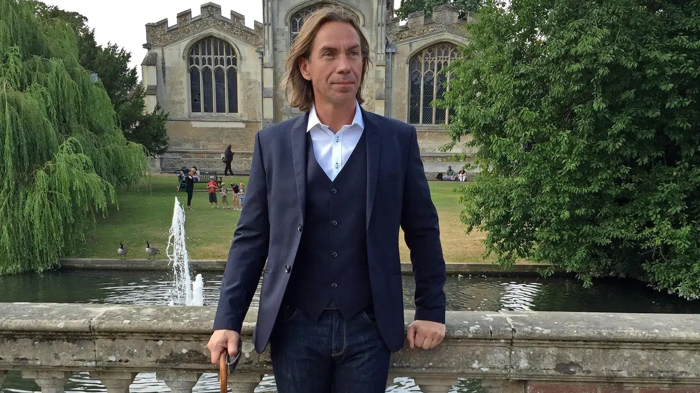 Danske Lægers Vaccinations Service har hovedkontor i den lille engelske by Hitchin, der ligger omkring 60 kilometer nord for London. Her er bestyrelsesformand Karsten Østergaard fotograferet foran byens kirke.