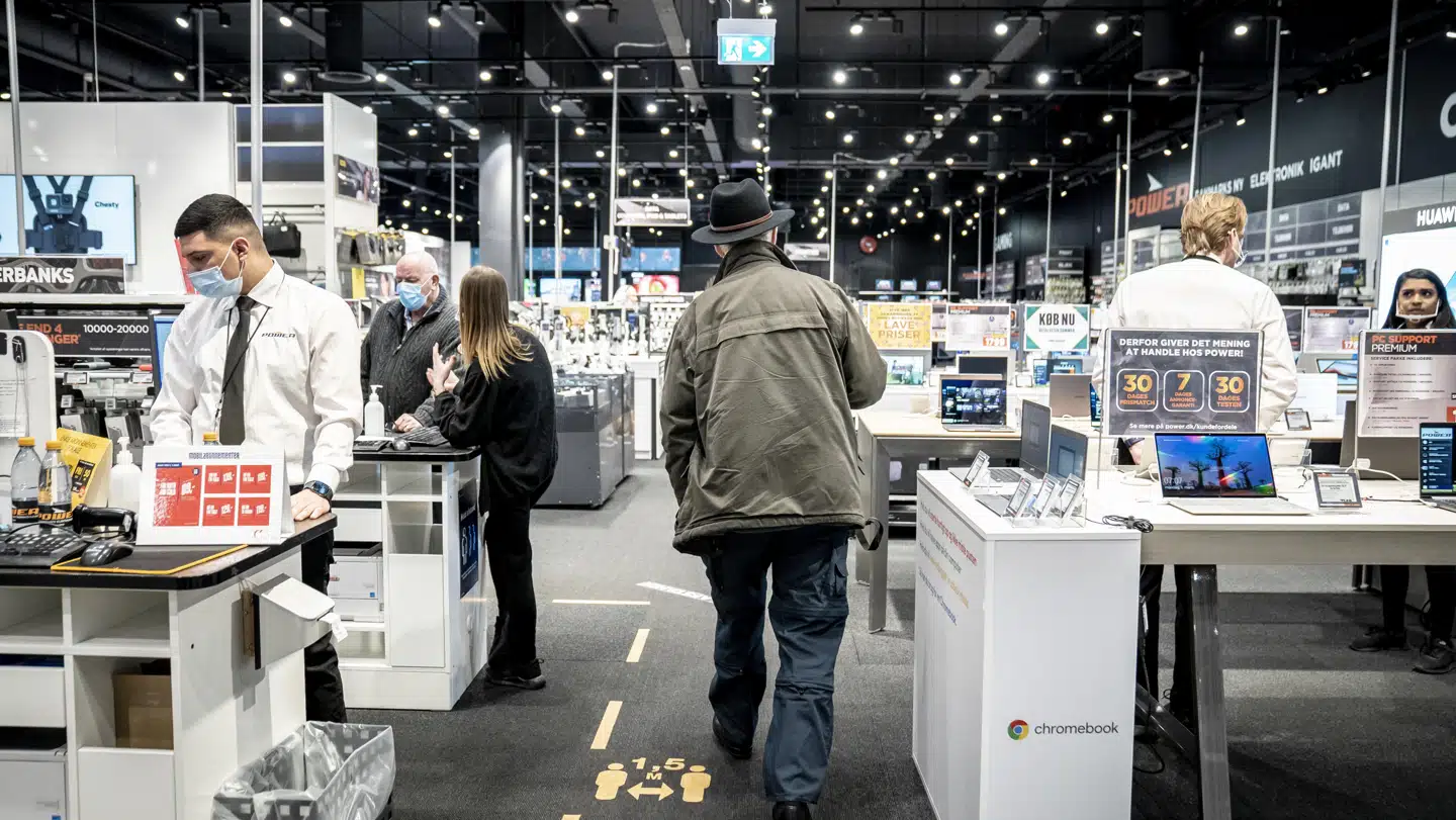 Efter to en halv måneders lukning åbnede elektronikkæden Power allerede klokken 7 mandag morgen sine varehuse igen. Der var køer foran butikken, men det var mest for at bytte julegaver og indlevere reparationer, som man ikke har kunnet i lukketiden. Enkelte var dog også på jagt efter et godt tilbud.