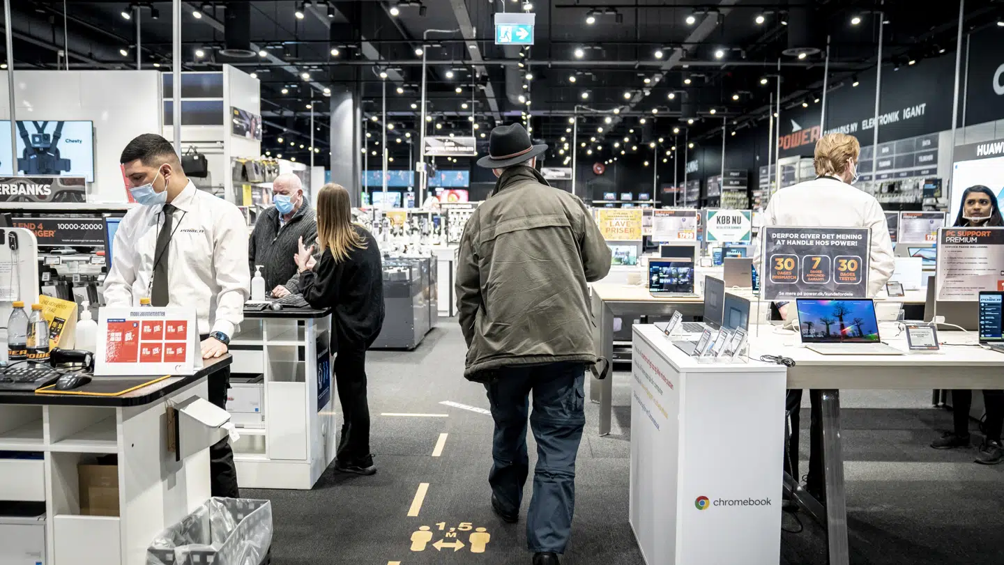 Efter to en halv måneders lukning åbnede elektronikkæden Power allerede klokken 7 mandag morgen sine varehuse igen. Der var køer foran butikken, men det var mest for at bytte julegaver og indlevere reparationer, som man ikke har kunnet i lukketiden. Enkelte var dog også på jagt efter et godt tilbud.