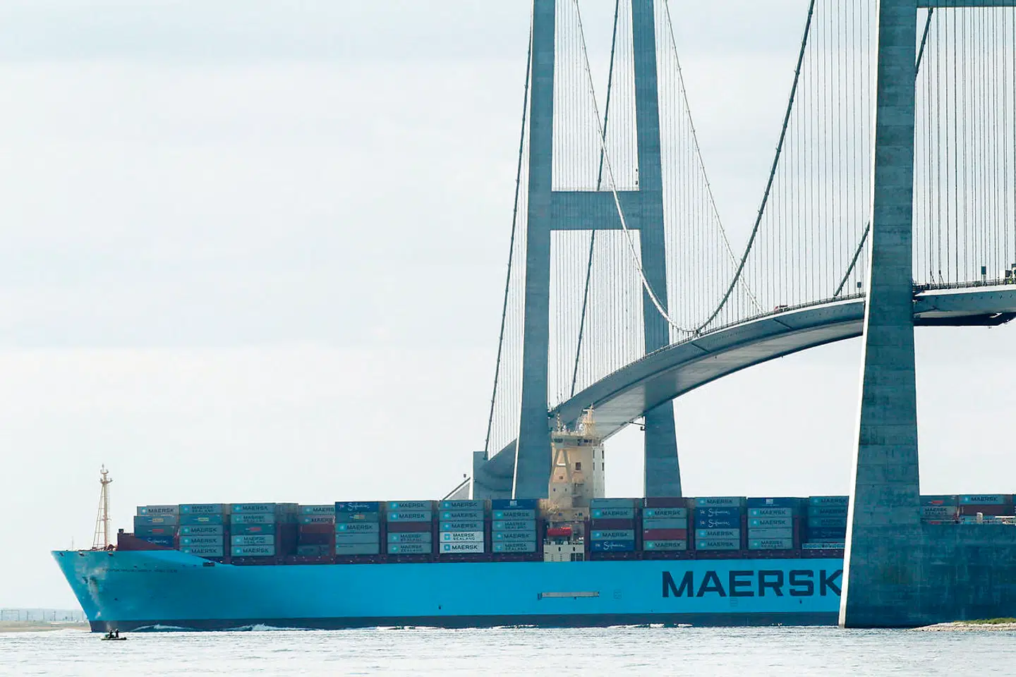 Alene Mærsks godt 700 containerskibe slipper lige så meget CO2 ud om året som hele Danmarks befolkning, og Mærsk vil meget gerne spille med i bestræbelserne på at nedbringe CO2-udledningen. Maersk Lines ambition er at være CO2-neutral i 2050, men for at nå dertil er et stærkere samarbejde mellem offentlige myndigheder og private firmaer nødvendigt, lyder det fra Mærsk.