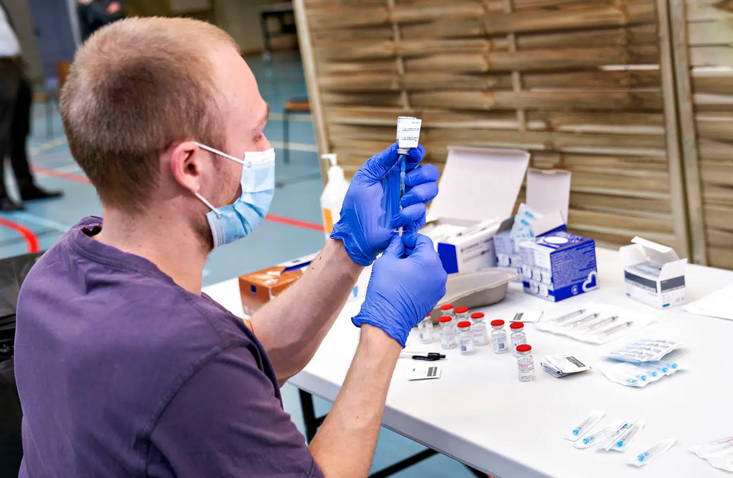 300.000 danskere skal dagligt kunne vaccineres på centre landet over, men kan vi stole på, at Danmark får så mange vacciner? spørger eksperter.