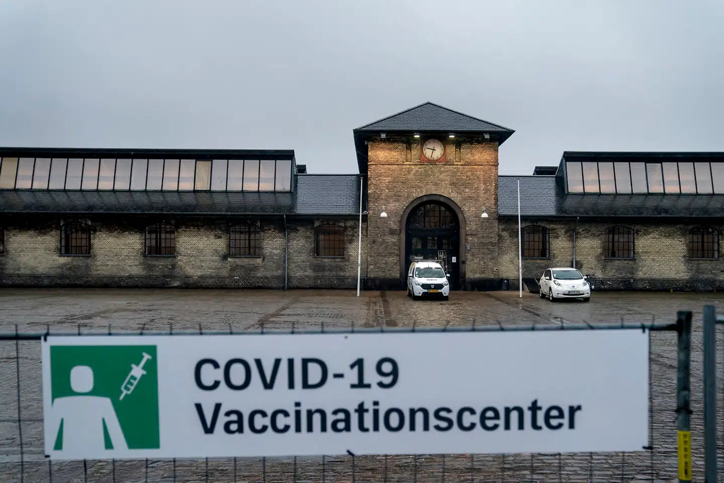 I flere tilfælde har nogle af hovedstadens vaccinationscentre stået tomme og været lukket, fordi det har været vanskeligt at skaffe tilstrækkeligt med doser af coronavaccinerne.