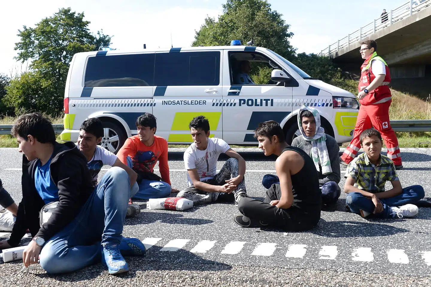 »Jeg støtter mig til forskning, som kan dokumentere, at migration ikke er et lige så stort problem, som befolkningen opfatter det, men at det primært skyldes politikernes og mediernes diskurs,« siger Hans Lauge Hansen. 9. september 2015 blev den sønderjyske motorvej E45 spærret på grund af vandrende flygtninge.