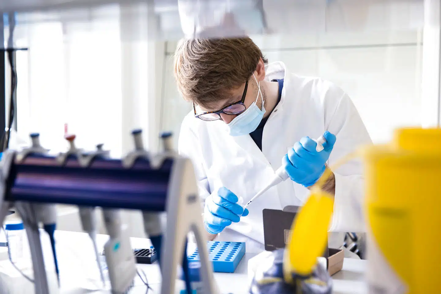 Tue Sparholt Jørgensen, postdoc på DTU Biosustain, ville for to måneder aldrig kunne finde på at bruge Sanger-sekventering til noget som helst. Nu bruger DTU den primitive teknik til at spore farlige varianter af covid-19 – For eksempel den sydafrikanske variant, som der er et udbrud af i Nordvest.