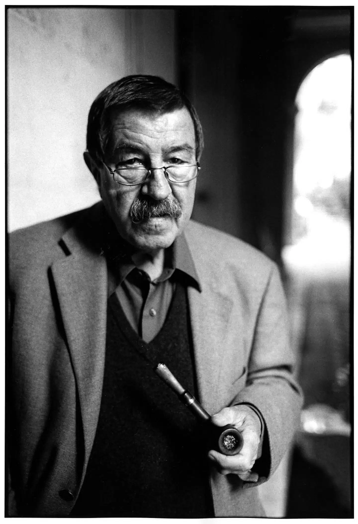 Günter Grass: Den mest hyldede, men også mest omstridte forfatter i tysk efterkrigslitteratur. Her fotograferet i Paris i 2001, to år efter at han havde modtaget Nobelprisen.