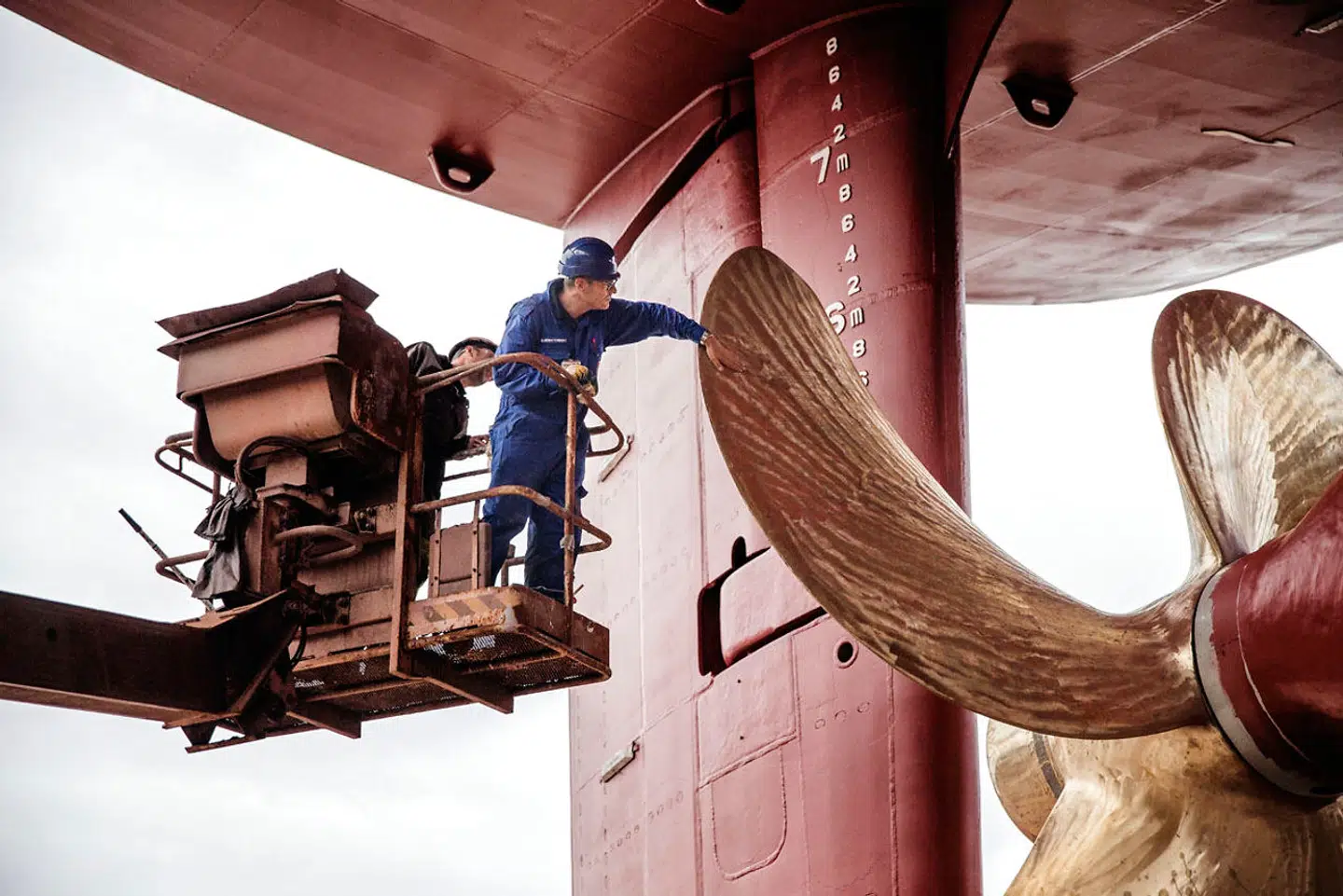 En skibskrue på et Norden-skib bliver gennemgået.