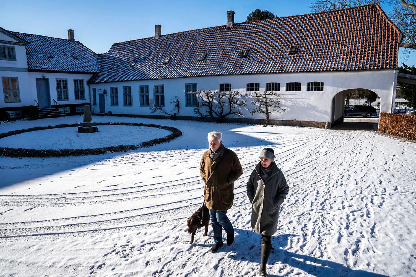 Kresten Bergsøe og Janne Pamsgaard på Farumgård. Stien, der tidligere blev brugt, gik lige over gårdspladsen og er blevet centrum for hidsig politisk debat.