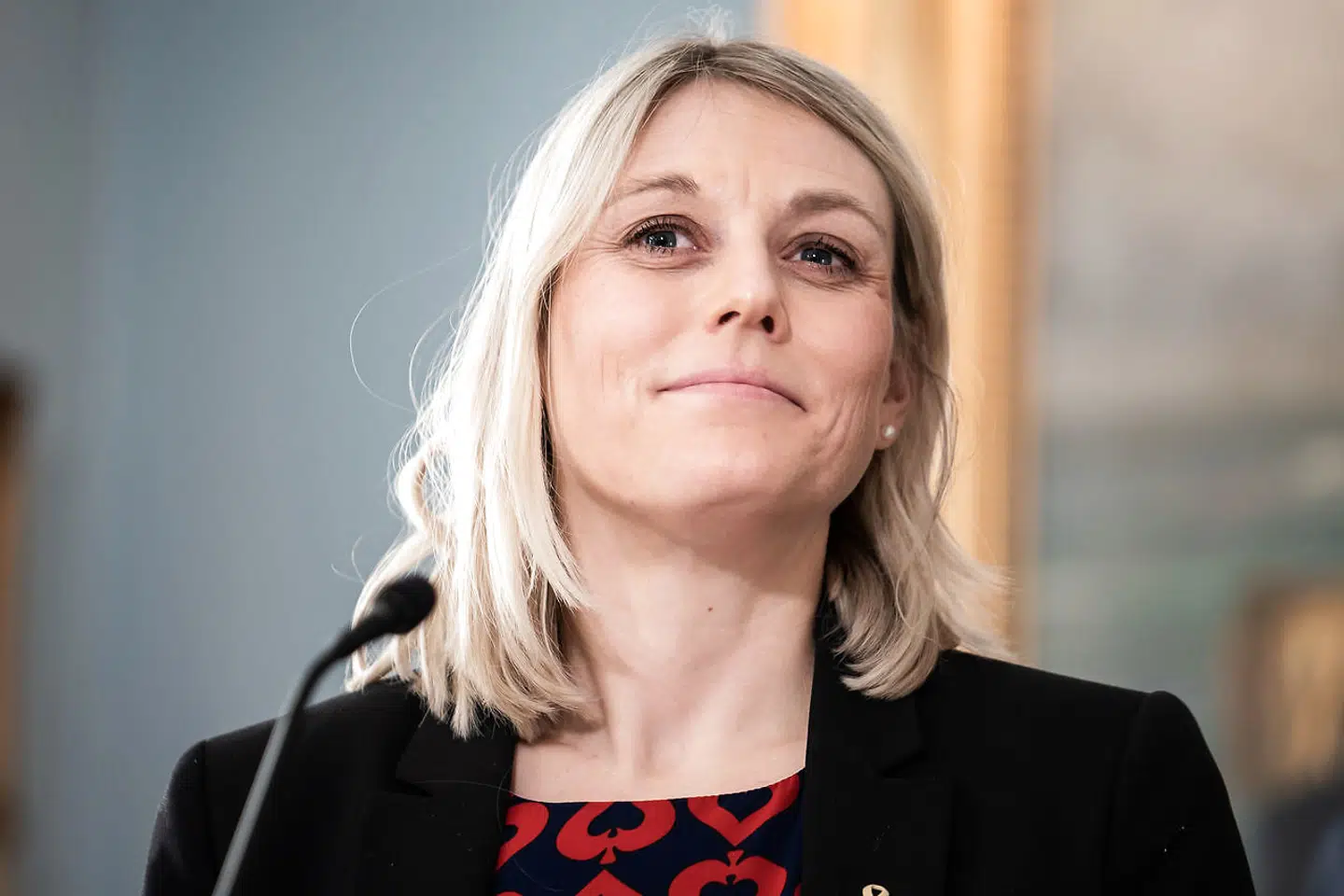 »Det er ingen hemmelighed, at jeg er minister på en meget anden måde end min forgænger. Både i min tilgang til at løse de opgaver, der lander på mit bord, men også i min tilgang til ansvar for politiske beslutninger og heraf følgende kommunikation,« skriver forsvarsminister Trine Bramsen (S) til Berlingske.