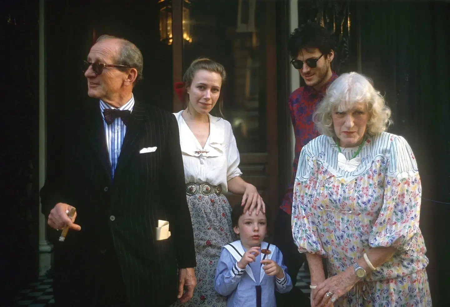 Lord Lambton havde flere medlemskaber. Han var medlem af Det Konservative Parti og en del af parlamentet fra 1951 til 1973. Og så var han medlem af den prominente gentlemen's club The Garrick Club nær Trafalgar Square. Her ses han i 1989 til sin egen fest i klubben sammen med blandt andre sin hustru og sit barnebarn. Lord Lambton døde i 2006, 84 år gammel.