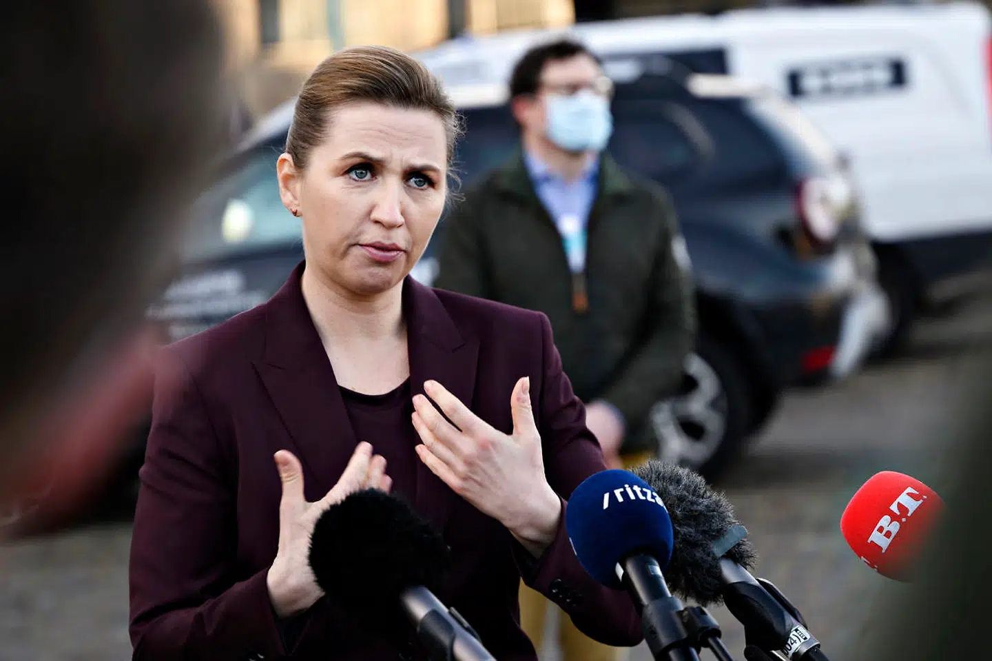 Statsminister Mette Frederiksen (S) holder doorstep efter hun og regionsrådsformanden er blevet vist rundt i vaccinationscenteret i Øksnehallen i København, fredag den 26. februar 2021. I løbet af fredagen forventes fem tusinde københavnere vaccineret i centeret.. (Foto: Philip Davali/Ritzau Scanpix)