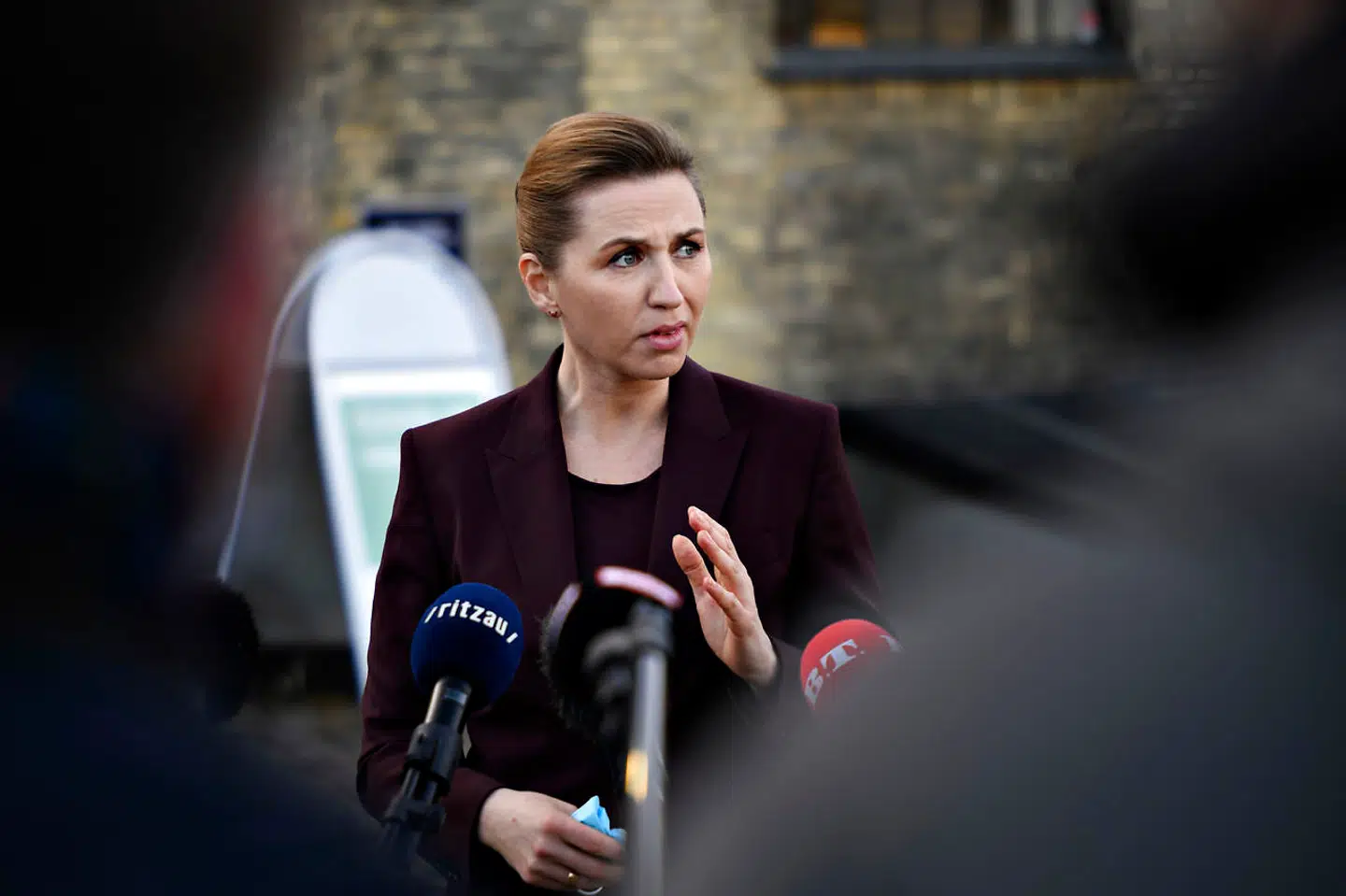 Statsminister Mette Frederiksen (S) holder doorstep efter hun og regionsrådsformanden er blevet vist rundt i vaccinationscenteret i Øksnehallen i København, fredag den 26. februar 2021. I løbet af fredagen forventes fem tusinde københavnere vaccineret i centeret.. (Foto: Philip Davali/Ritzau Scanpix)