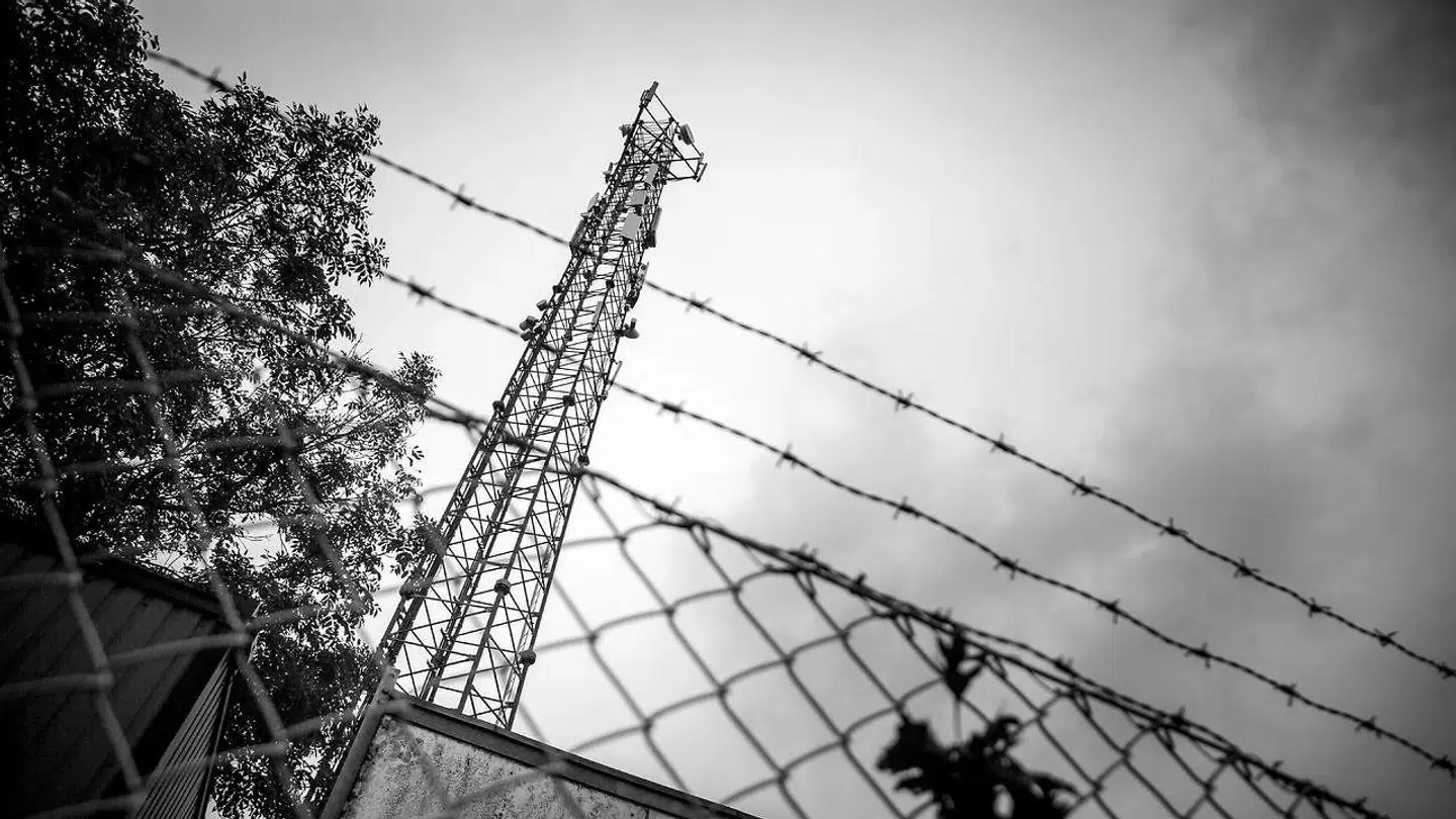 EU-Domstolen har flere gange erklæret indsamlingen af teleoplysninger om danskernes brug af tale og internet ulovlig. Alligevel fastholder justitsminister Nick Hækkerup, at den skal fortsætte, indtil politikerne har nye regler på plads.