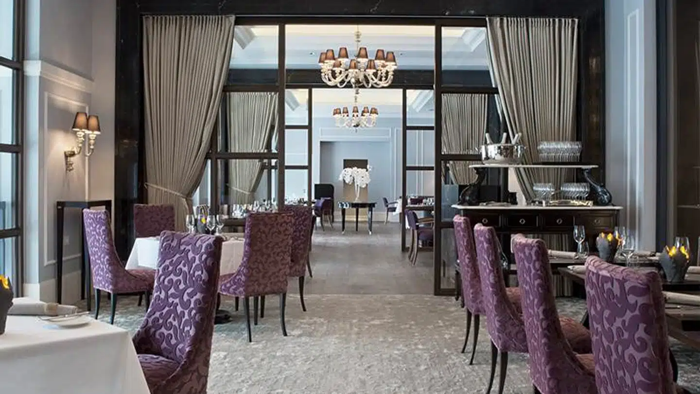 Der er stille på restauranten Marchal på d'Angleterre for tiden, men Jakob de Neergaard glæder sig til at sætte sit præg på stedet, når gæsterne igen må komme og spise.