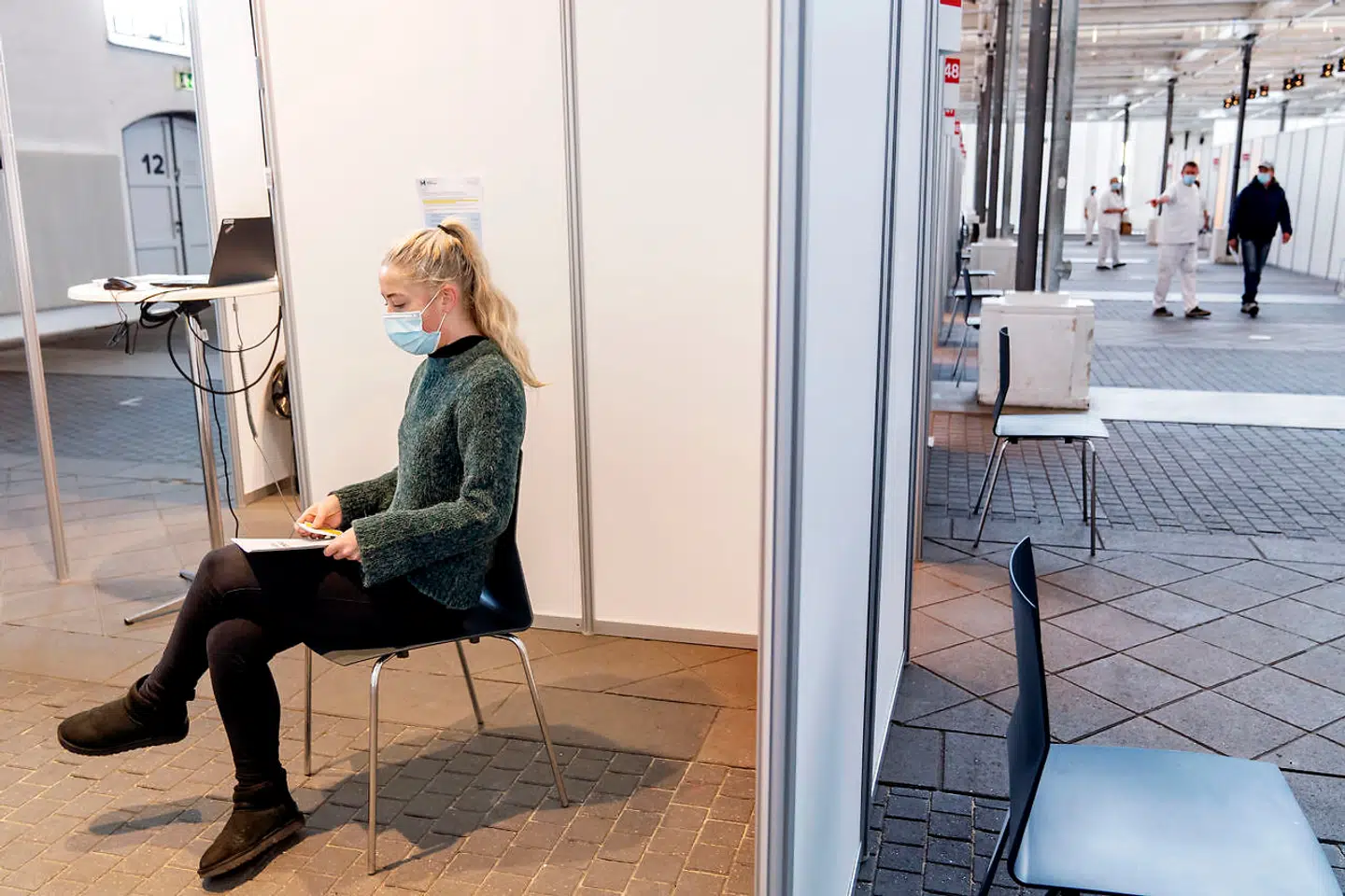 22-årige Amalie Trolle venter på sin første vaccine.