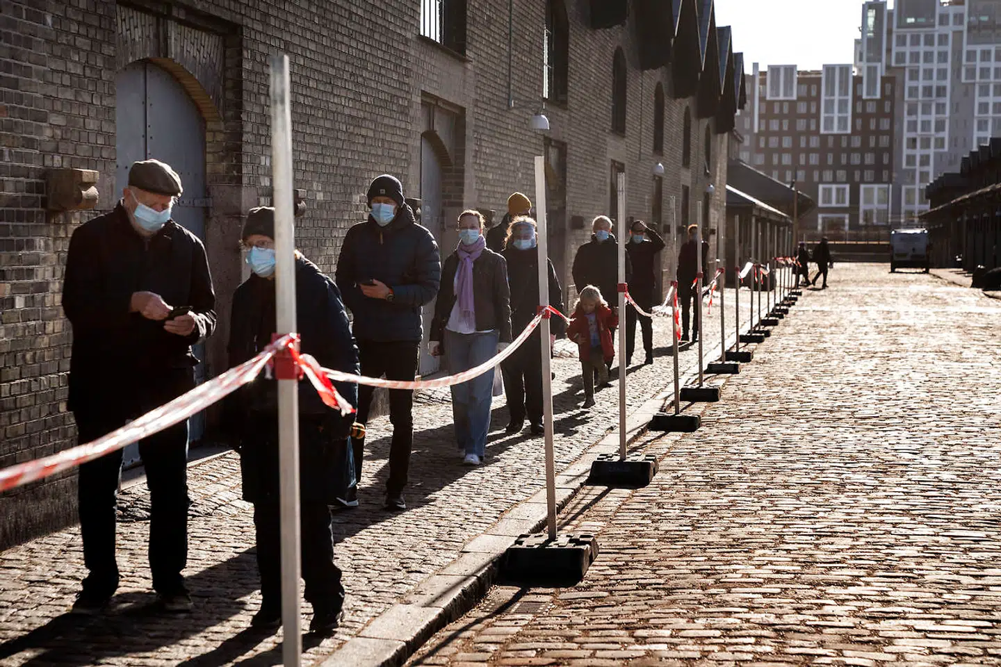 Der er næsten ingen kø foran vaccinationscentret i Øksnehallen fredag morgen, da Region Hovedstaden skal stressteste sin kapacitet.