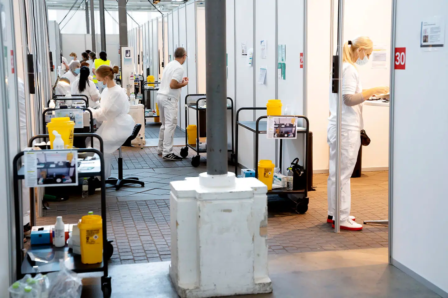 100 ansatte skal i løbet af dagen vaccinere de 5.000 borgere i Øksnehallen.