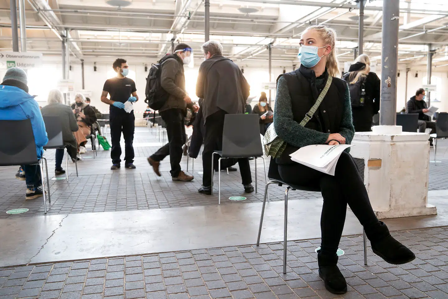 Amalie Trolle har netop fået sin første vaccine og skal vente et kvarter for at se, om der kommer bivirkninger.