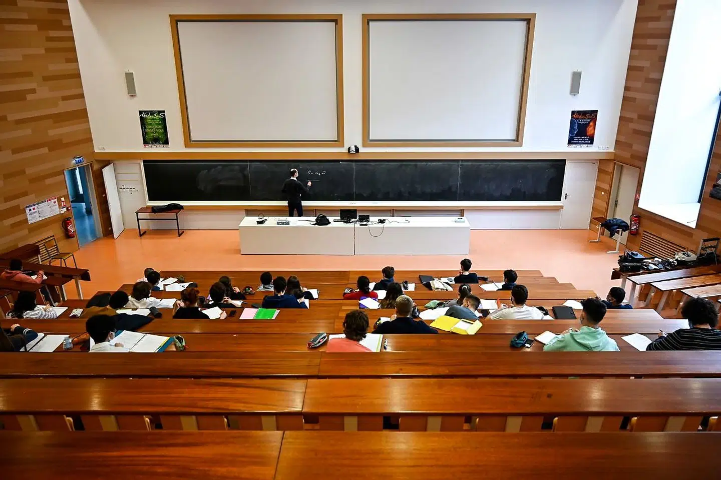 Er de franske universiteter på vej til at blive forgiftet af amerikansk importeret wokekultur blandet op med sympati for islam? Den ansvarlige ministers planer om at undersøge, hvordan det står til, har sat gang i en hidsig debat.