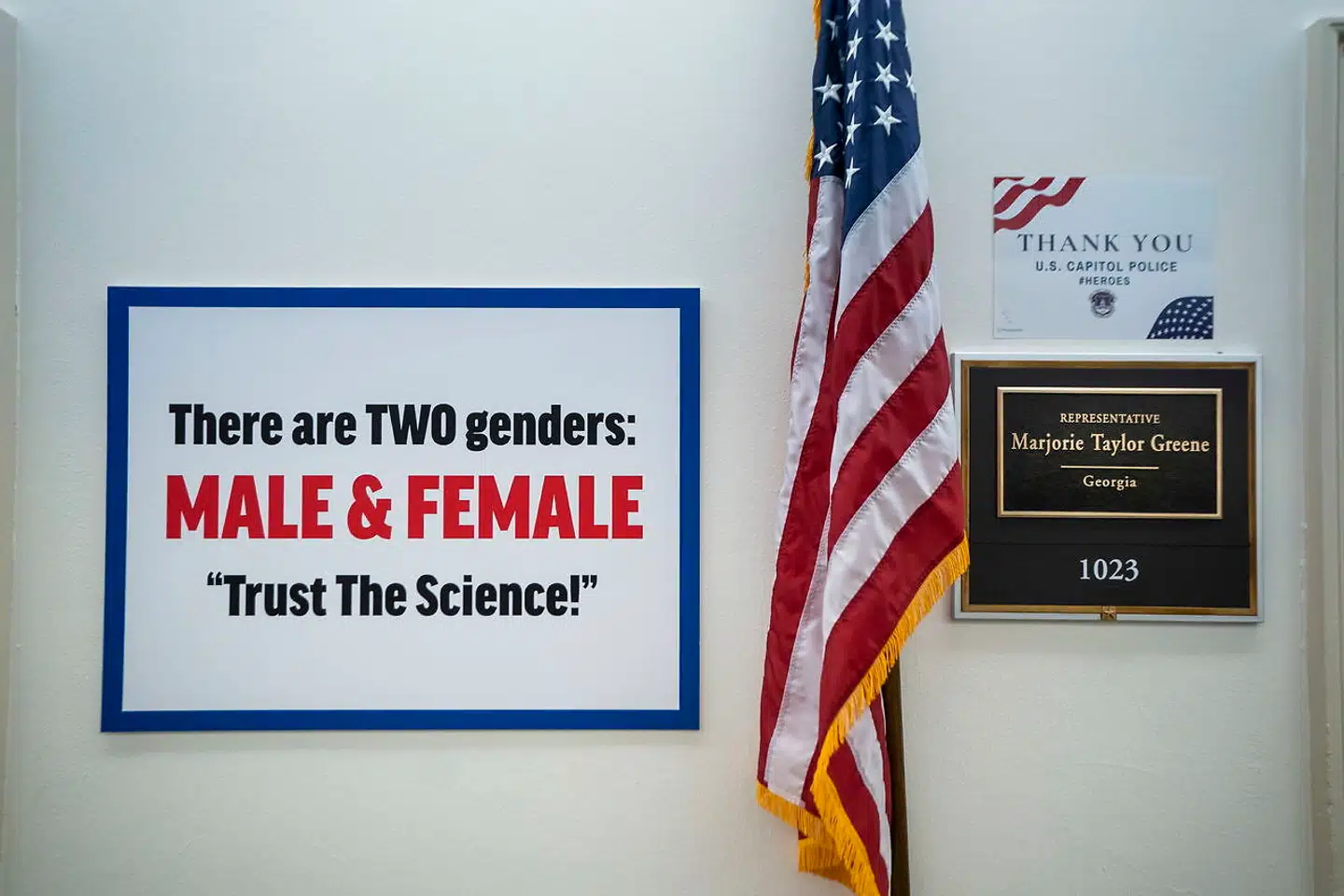 Skiltet, som Marjorie Taylor Greene valgte at hænge op foran sit kontor. På skiltet står der: »Der er TO køn: mand og kvinde. 'Stol på videnskaben!'.«