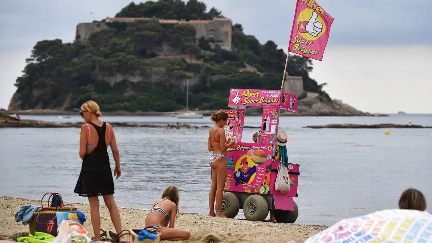 I nogle år har det ikke kostet ekstra at bruge telefonen og dataforbindelsen på ferie i andre EU-lande, og sådan skal det fortsætte i ti år mere, mener Europa-Kommissionen.