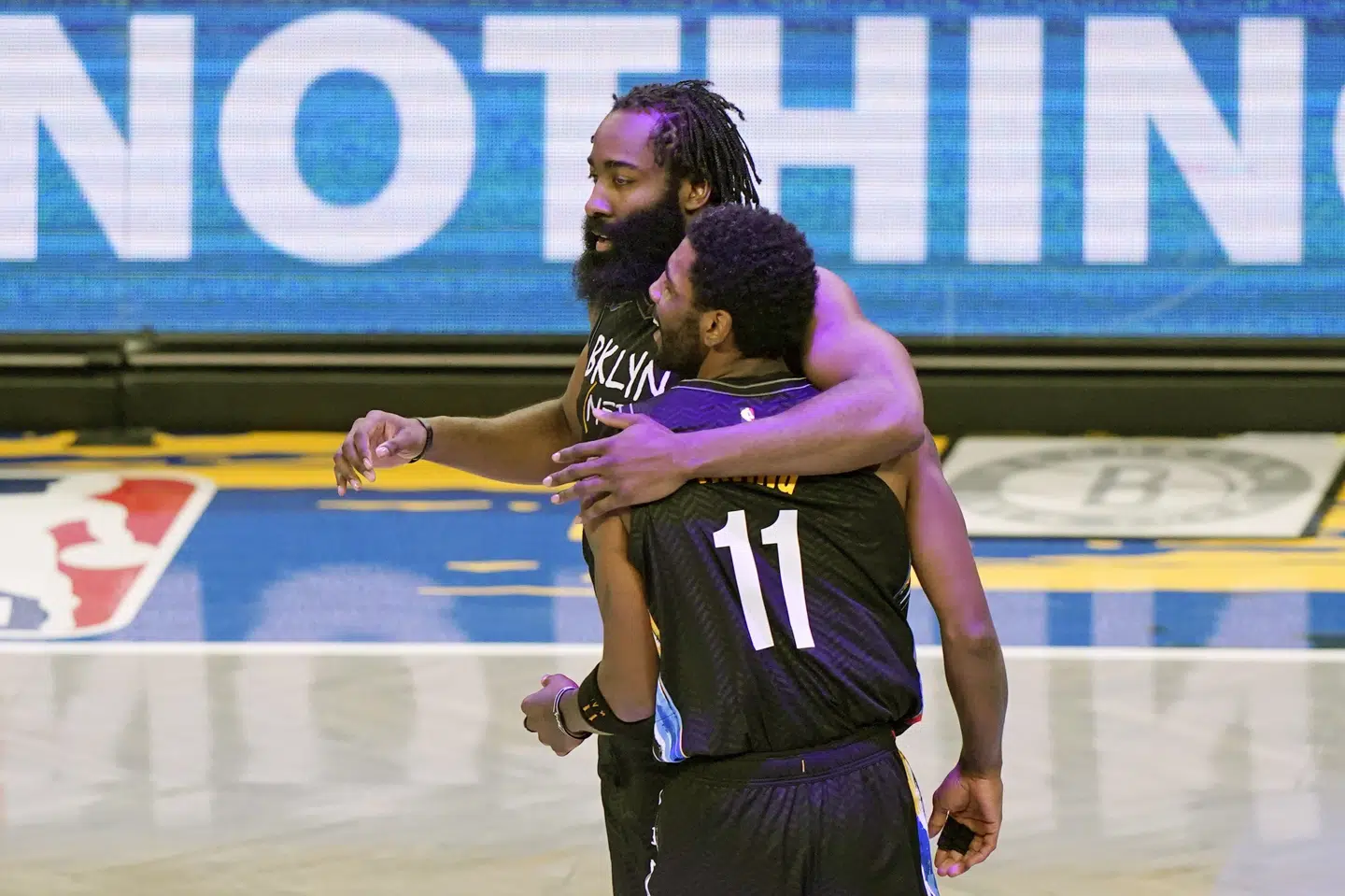 James Harden (tv.) og Kyrie Irving (th.) fejrer en af scoringerne i sejren over Orlando Magic. Kathy Willens/Ritzau Scanpix