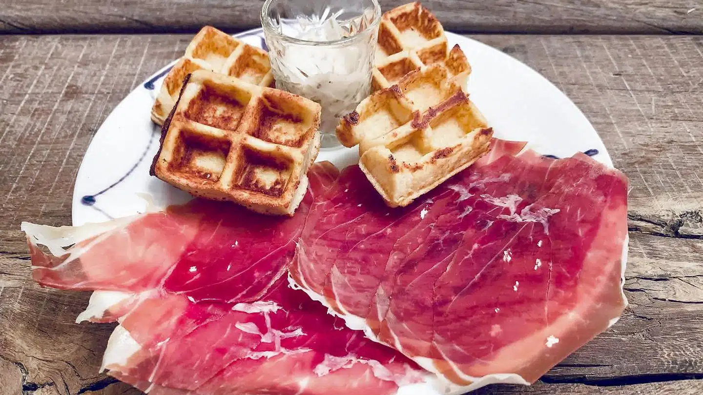 Vafler med trøffelmayo og serranoskinke.