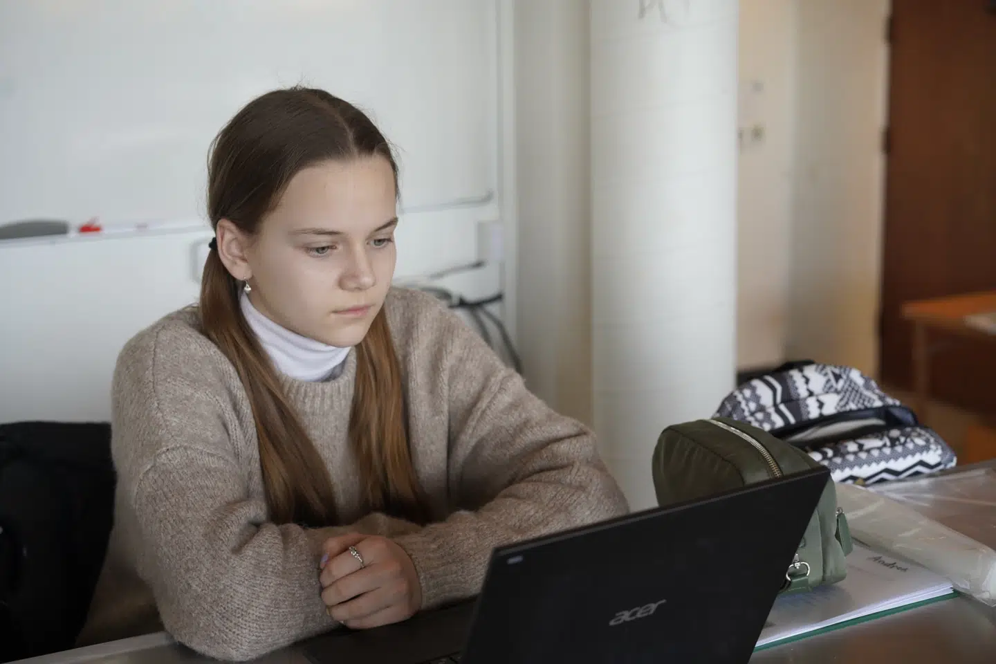 Andrea Hansen modtager stadig onlineundervisning, selvom hun har fået lov til at komme på skolen. »Bare det at komme i ordentligt tøj, børste tænder og gå ud ad døren om morgenen hjælper meget,« fortæller hun.